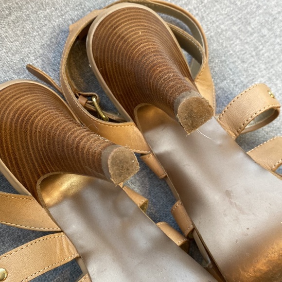 Tahari Troy Strappy Sandal 7.5 - Picture 4 of 5